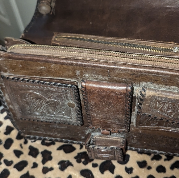 Vintage and tooled Women’s Extra Large Clutch Style organizer unique - Picture 5 of 7